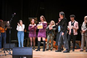 Diodato premia Federica Ranucci vincitrice della categoria Cover_Dams Music Festival_Teatro Palladium_ph.Valentina Sensi via Ufficio Stampa HF4_numero foto45